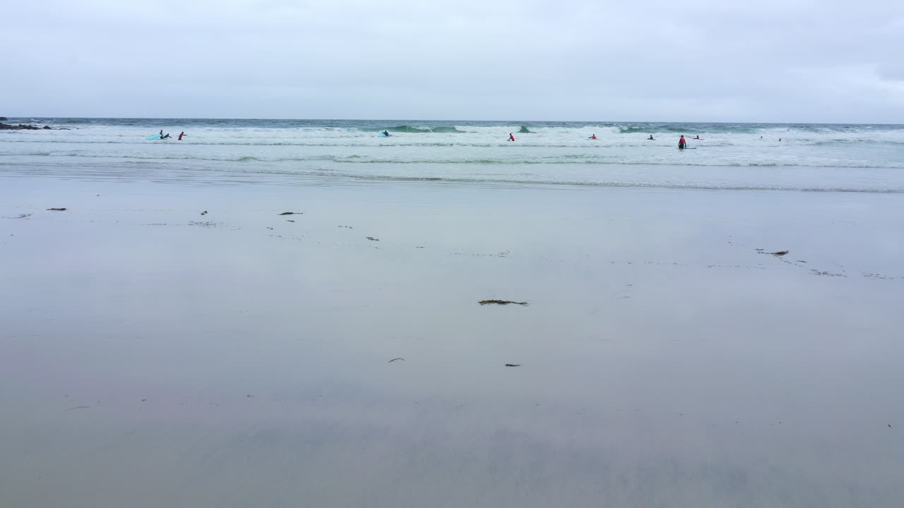 초보자는 서핑을 연습합니다. 로포텐 섬, 노르웨이 북부