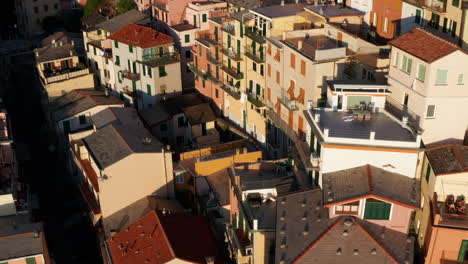 Villas-Y-Barrio-De-Manarola,-Toma-Aérea-De-La-Puesta-De-Sol,-Italia