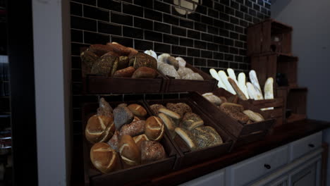 pan recién horneado en una panadería