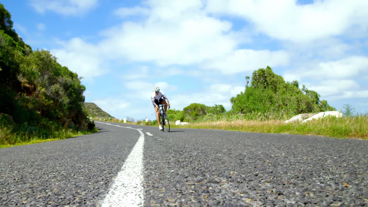 시골 도로에서 자전거 타는 여성 자전거 타기 4k