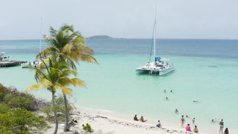 Aéreo---Gente,-Catamarán,-Aguas-Turquesas,-Cayo-Icacos,-Puerto-Rico,-Marcha-Atrás