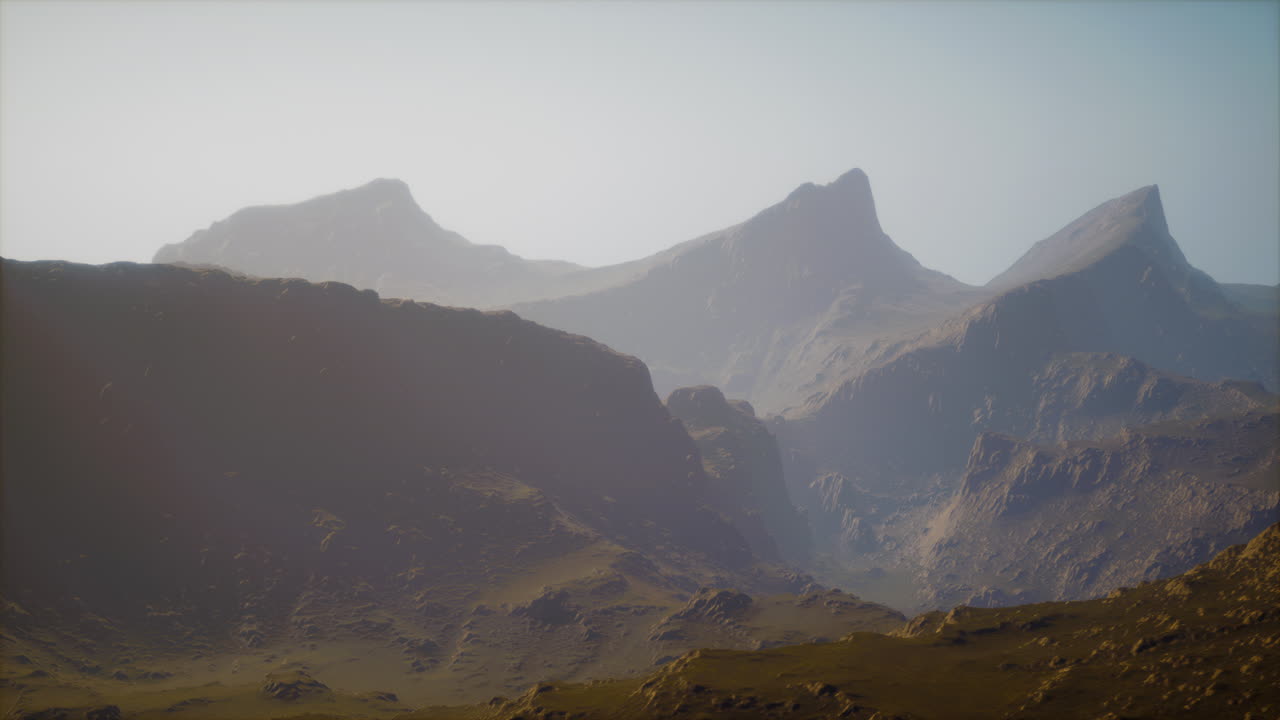 Rocce e montagne nella fitta nebbia