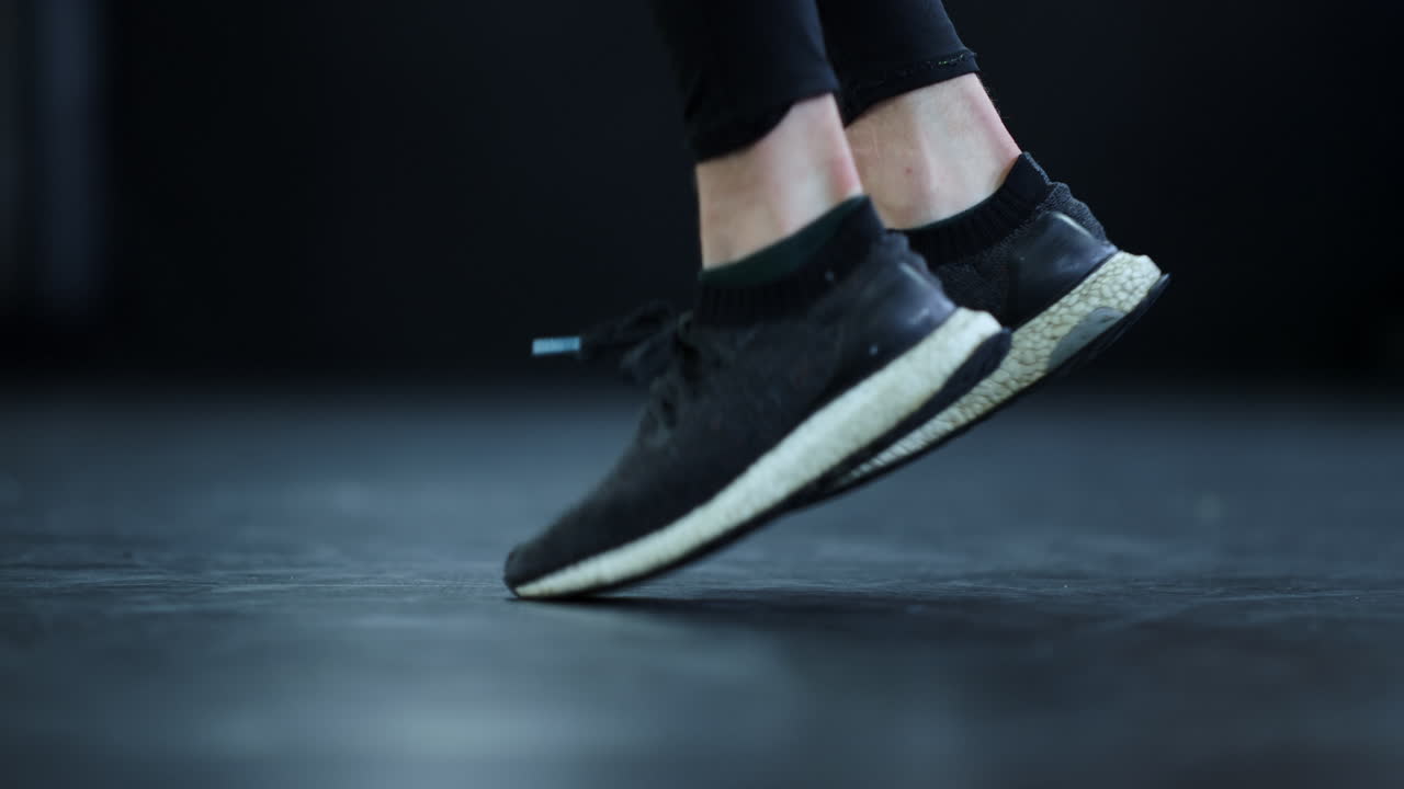 천천히 뛰어다니는 남자 의 다리 를 바꾸고 있다. 체육관 에서  ⁇ 박서 의 발 을  ⁇  으로 보는 장면