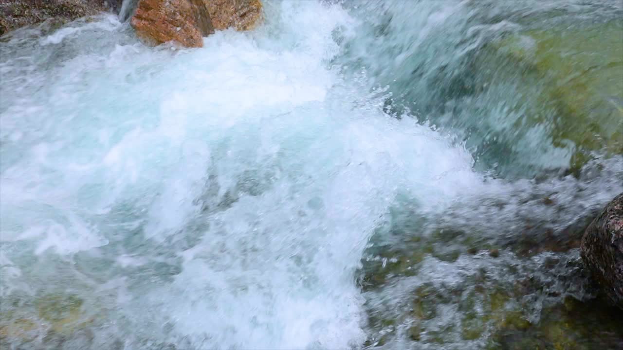 느린 움직임의 클로즈업으로 산 강 물