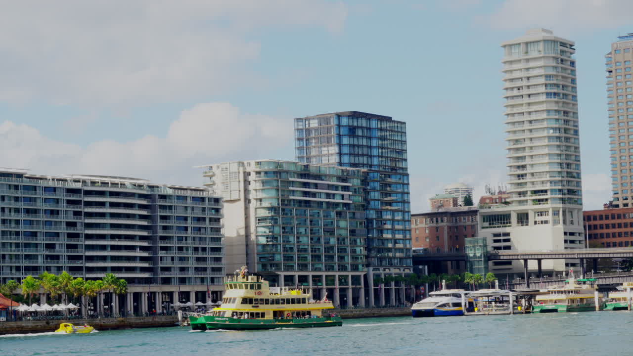 오스트레일리아 의 시드니 항구 에 있는 원형 항구 에서 항해 하는 시드니 페리