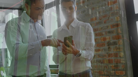 animación de procesamiento de datos contra hombres y mujeres diversos que discuten a través de un teléfono inteligente en la oficina