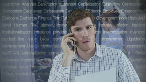 animación de texto y hombre de negocios caucásico hablando en un teléfono inteligente en la sala del servidor