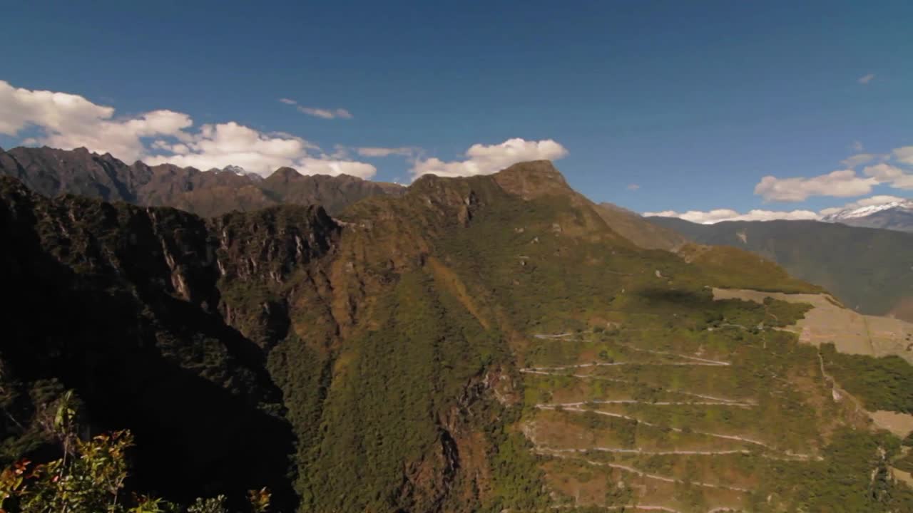 pan al camino inca y fortaleza en la montaña
