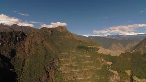 pan al camino inca y fortaleza en la montaña
