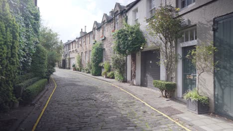 Walking-along-Circus-Lane-in-Edinburgh,-Scotland