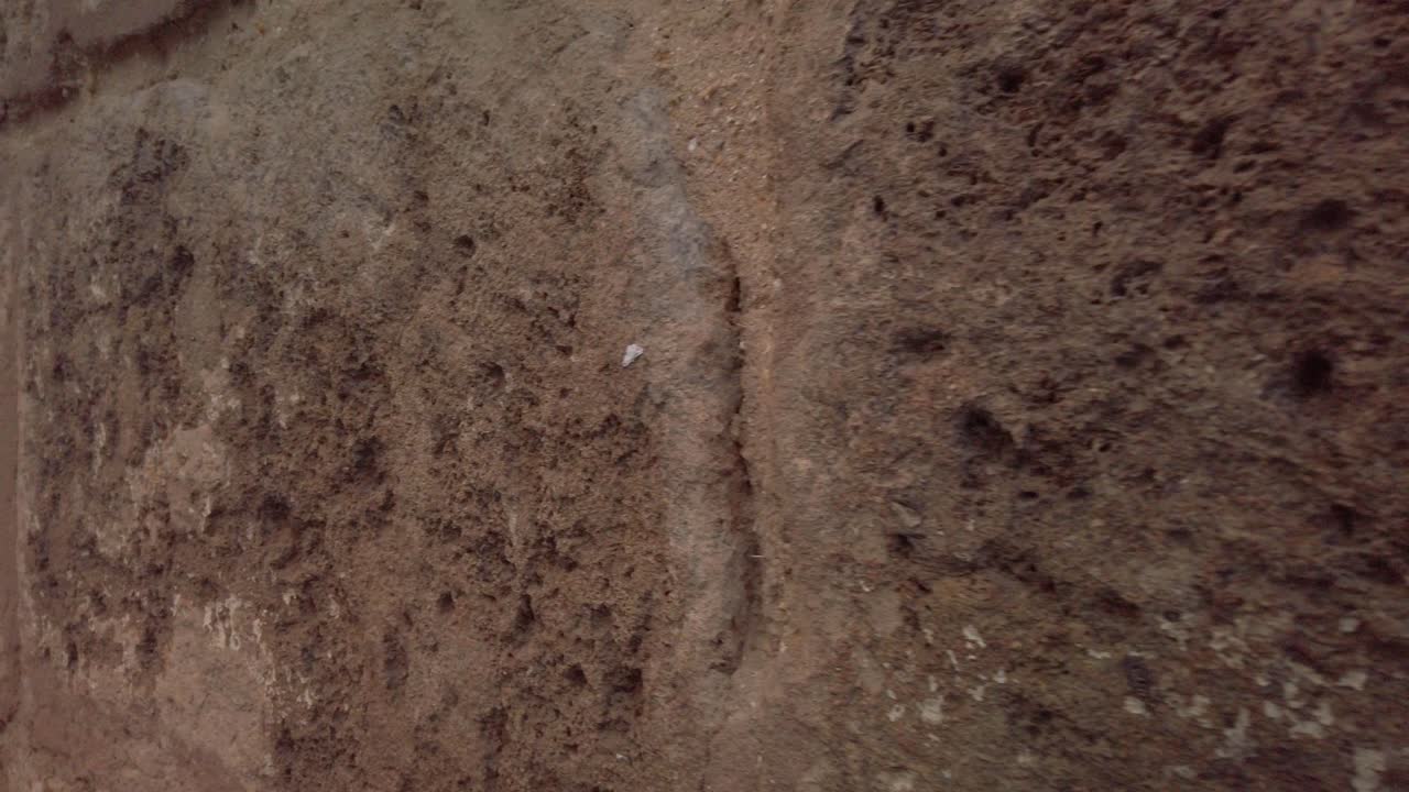textura de la pared de piedra en la histórica iglesia antigua, detalle de cierre