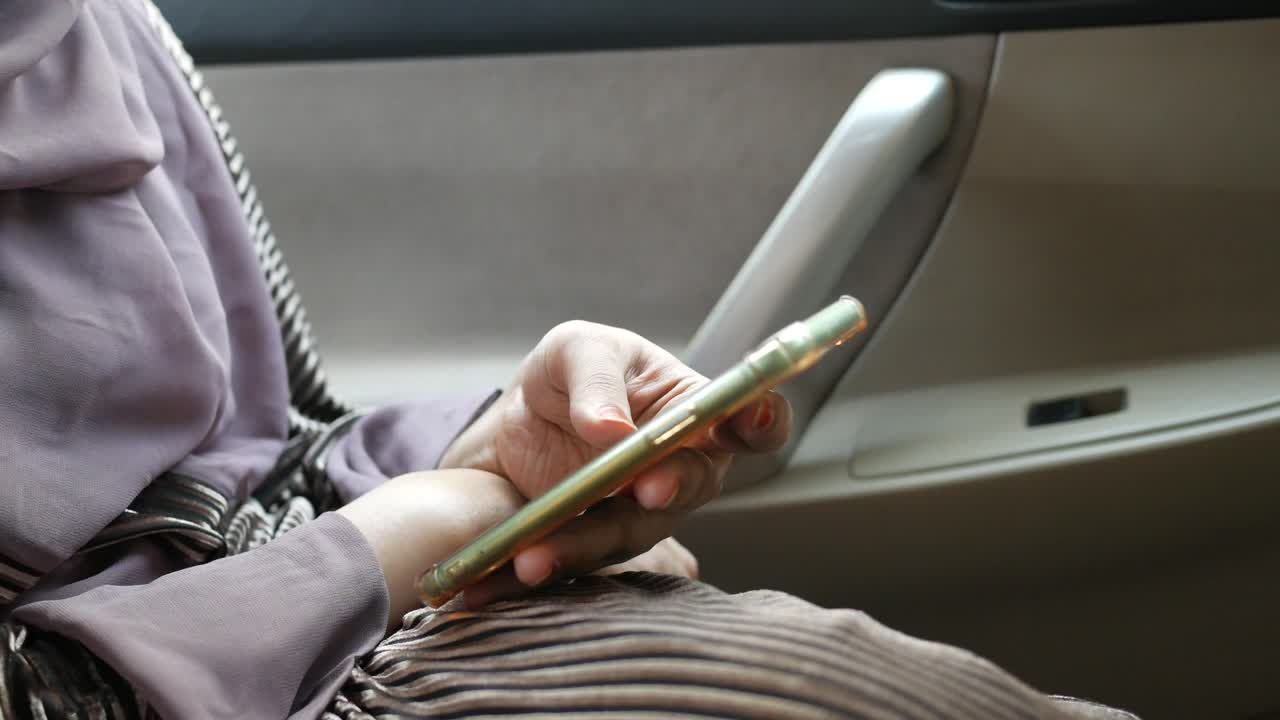 mujer usando un teléfono inteligente en un coche