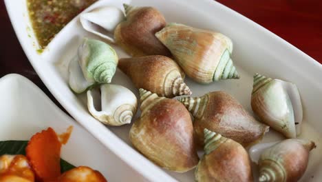 delicioso plato de mariscos con salsa de inmersión