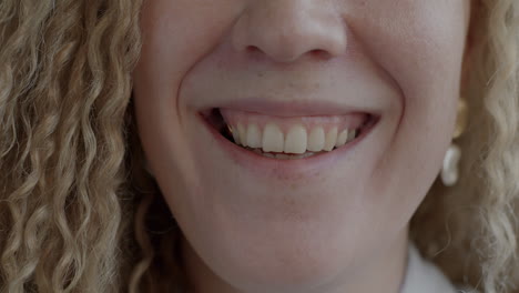 rostro de una mujer sonriente de cerca