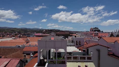 la cámara aérea vuela por la ventana sobre los techos de sucre, bolivia