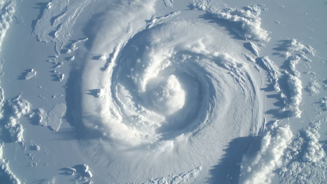 Satellit observerer cyklon, der roterer fra stormdynamik over havet, vejrdata viser tårne