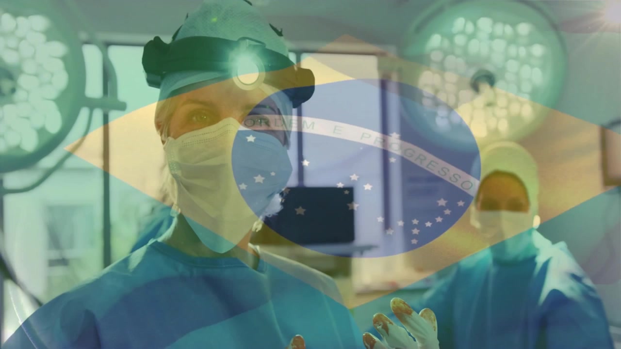 Chirurgo donna che ispeziona il guanto regolando la lampada frontale, preparando l'intervento chirurgico con sovrapposizione della bandiera brasiliana