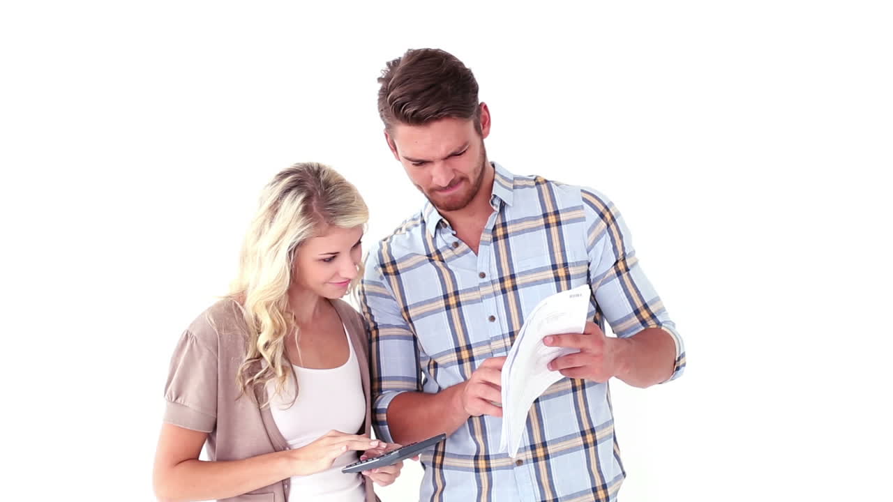 una pareja joven y atractiva trabajando en las finanzas.