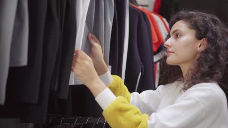mujer comprando ropa