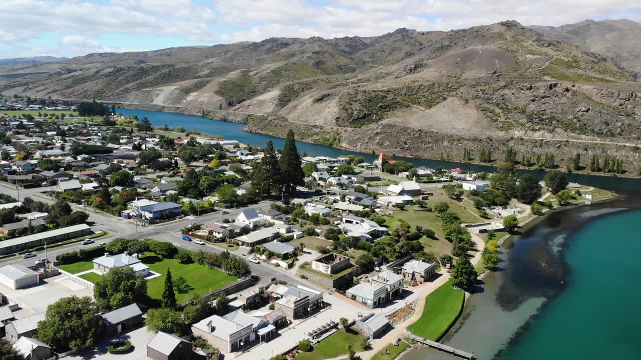 vista aérea de cromwell, una pequeña ciudad en el centro de otago, nueva zelanda en la orilla del río clutha por el lago dunstan