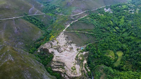 Río-Bibay-Bibei-Sinuoso-Al-Pie-De-Las-Bases-De-Las-Colinas-Y-La-Carretera-De-Montaña