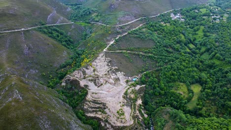 el río bibay bibei serpentea en la parte inferior de las bases de la colina y el camino de la montaña