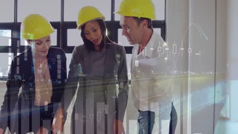 arquitectos discutiendo sobre los planes de construcción 4k