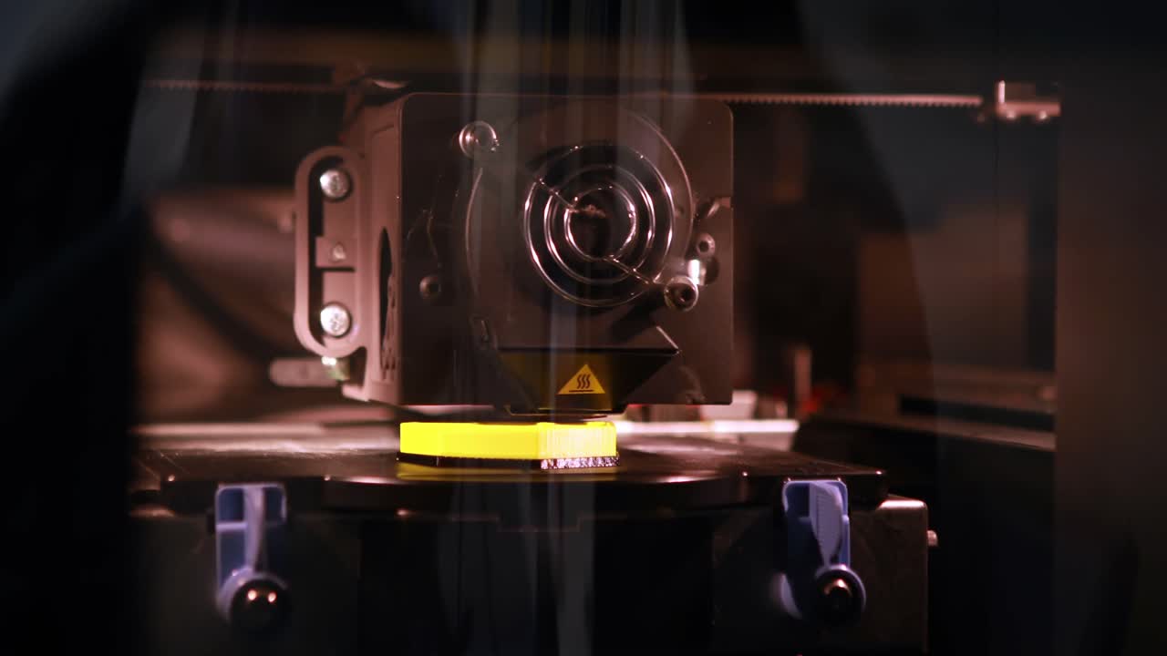 3d 프린터가 물체를 인쇄합니다.