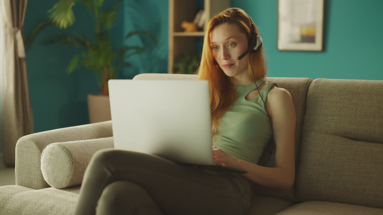 mujer hablando con un amigo en línea