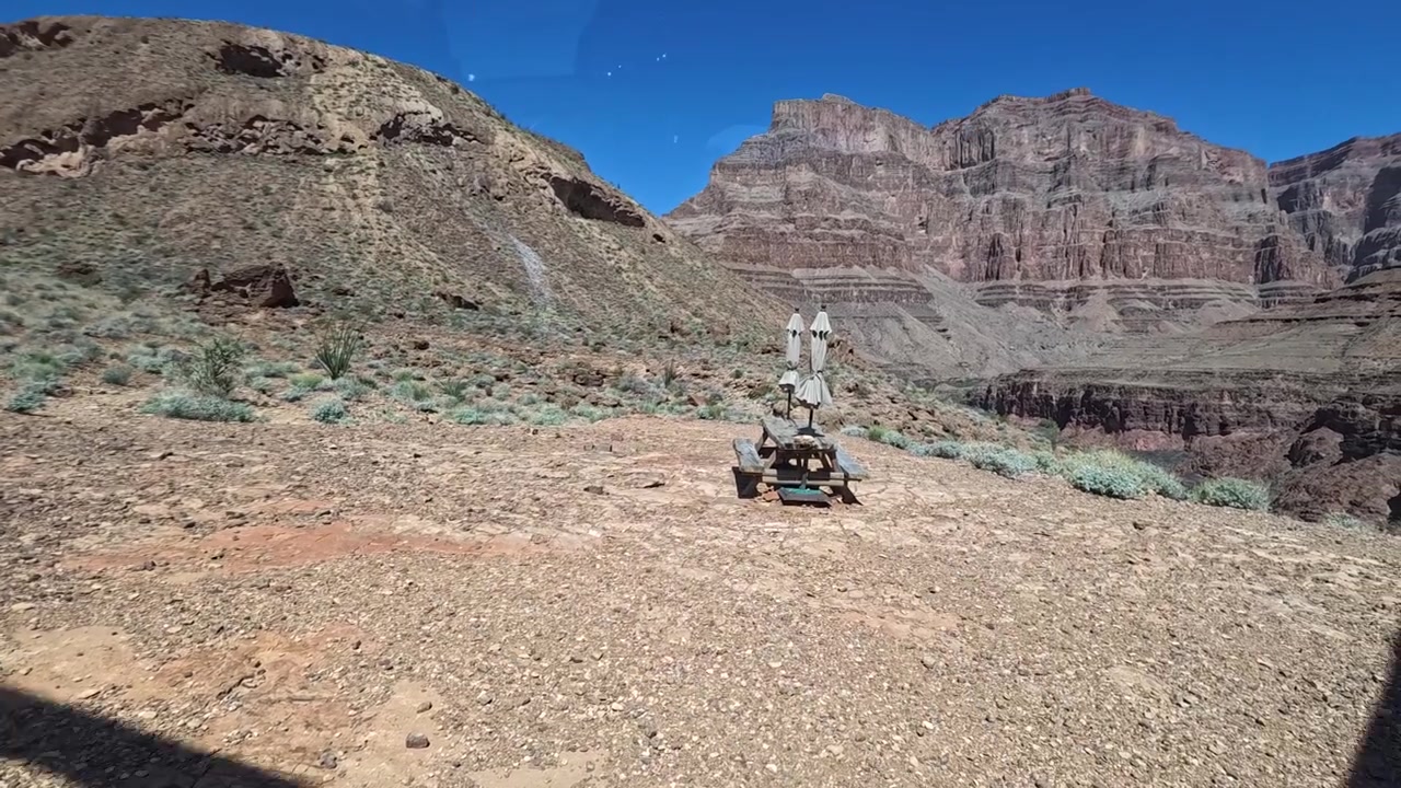 Preparazione al decollo in elicottero dal fondo del Grand Canyon in Colorado in una splendida giornata limpida.