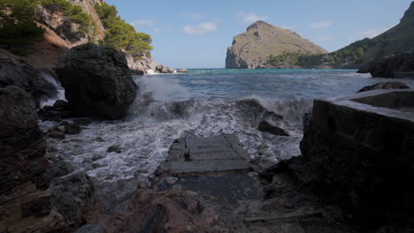 olas en el puerto de sa calobra, mallorca