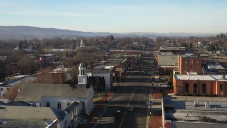 centro de la ciudad de wyethville, tiro de drone de virginia moviéndose hacia arriba