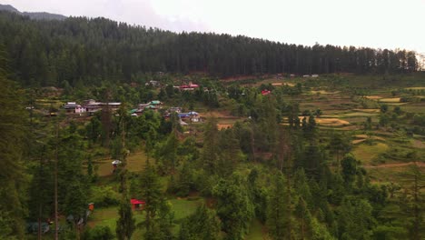 Toma-De-Drones-De-Un-Pequeño-Pueblo-En-El-Valle-De-Sainj-En-Himachal-Pradesh-Cerca-De-Manali,-Kasol-12