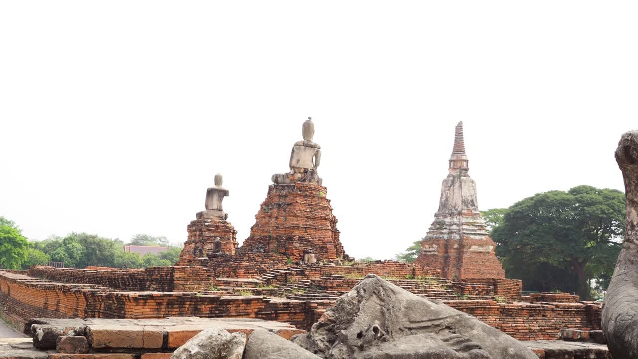 estatua de buda en descomposición en medio de antiguas pagodas