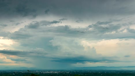 timelapse colorido cielo dramático con nubes al amanecer