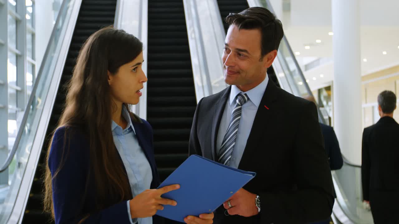 gente de negocios discutiendo sobre el archivo 4k