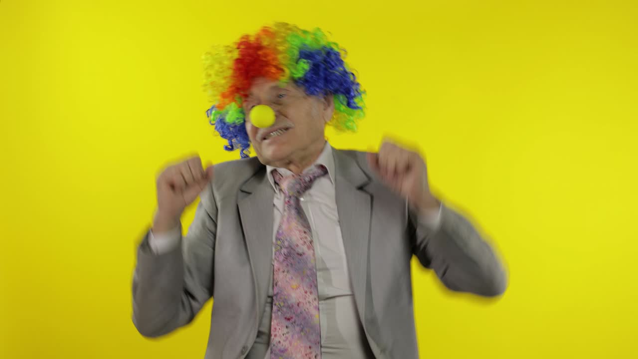 viejo payaso hombre de negocios empresario jefe bailando, entreteniendo, celebrando