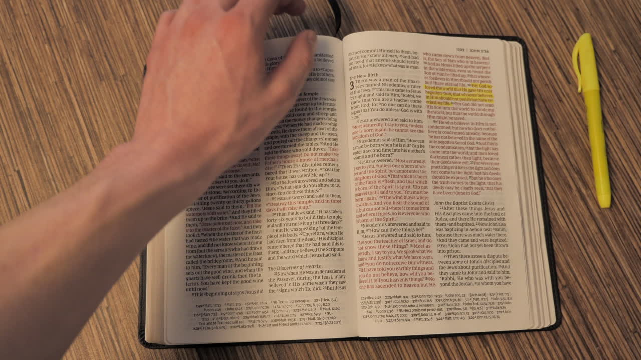 pasando páginas en la santa biblia a juan 3:16