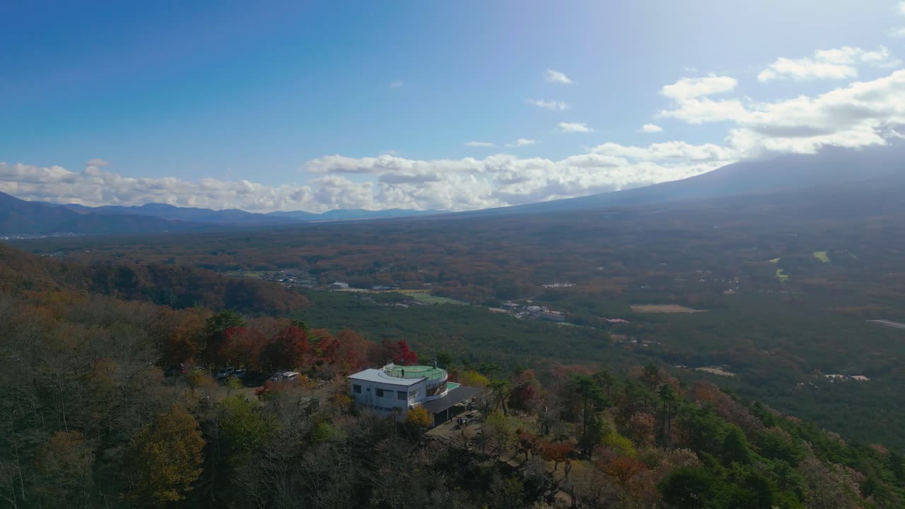후지 (fuji) 를 배경으로 한 가을의 산 풍경