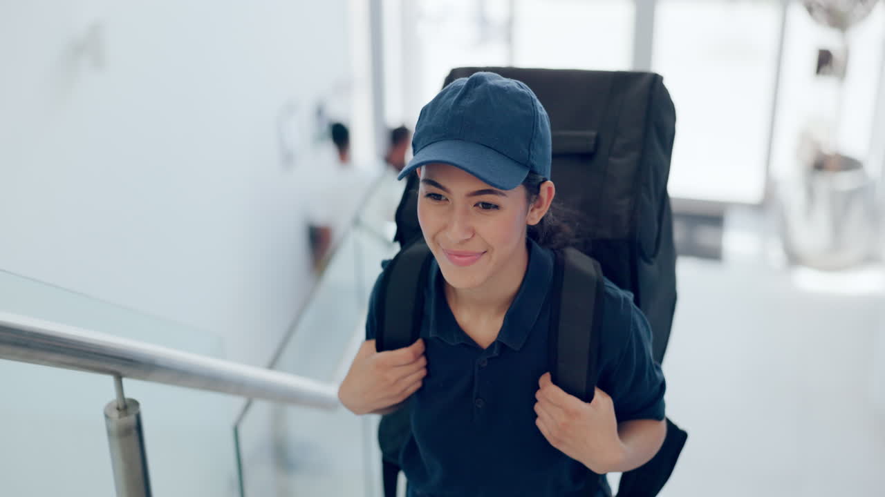 persona de entrega en las escaleras