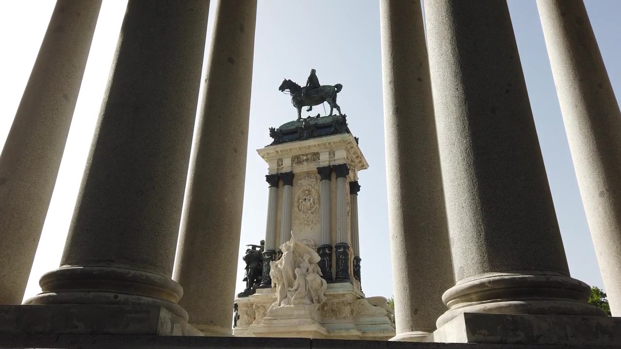 Parco del Retiro, Monumento ad Alfonso XII, Statua Equestre Incorniciata da Colonne, Madrid, Spagna, Vista dal Basso