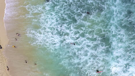 Vista-Aérea-De-Drones-De-La-Playa-Tropical-De-Bali,-Indonesia