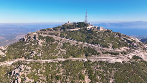 volando hacia la cima de la montaña con una torre de telecomunicaciones