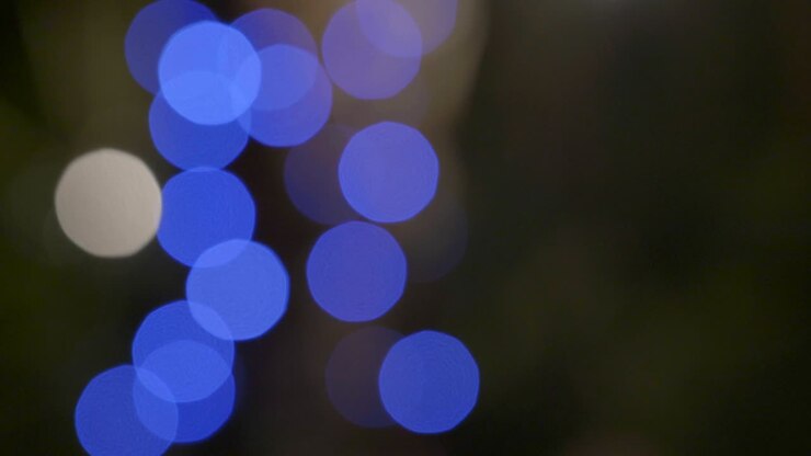 Luce lampeggiante con effetto bokeh sfocato e colorato