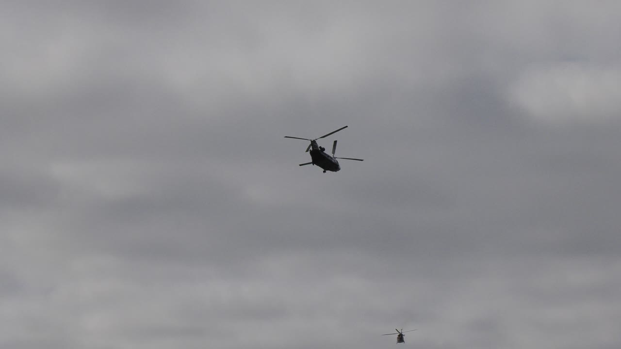 helicóptero militar volando por encima hd
