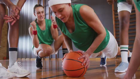 Vielfältiges-Weibliches-Basketballteam,-Das-Sportkleidung-Trägt-Und-Liegestütze-Macht