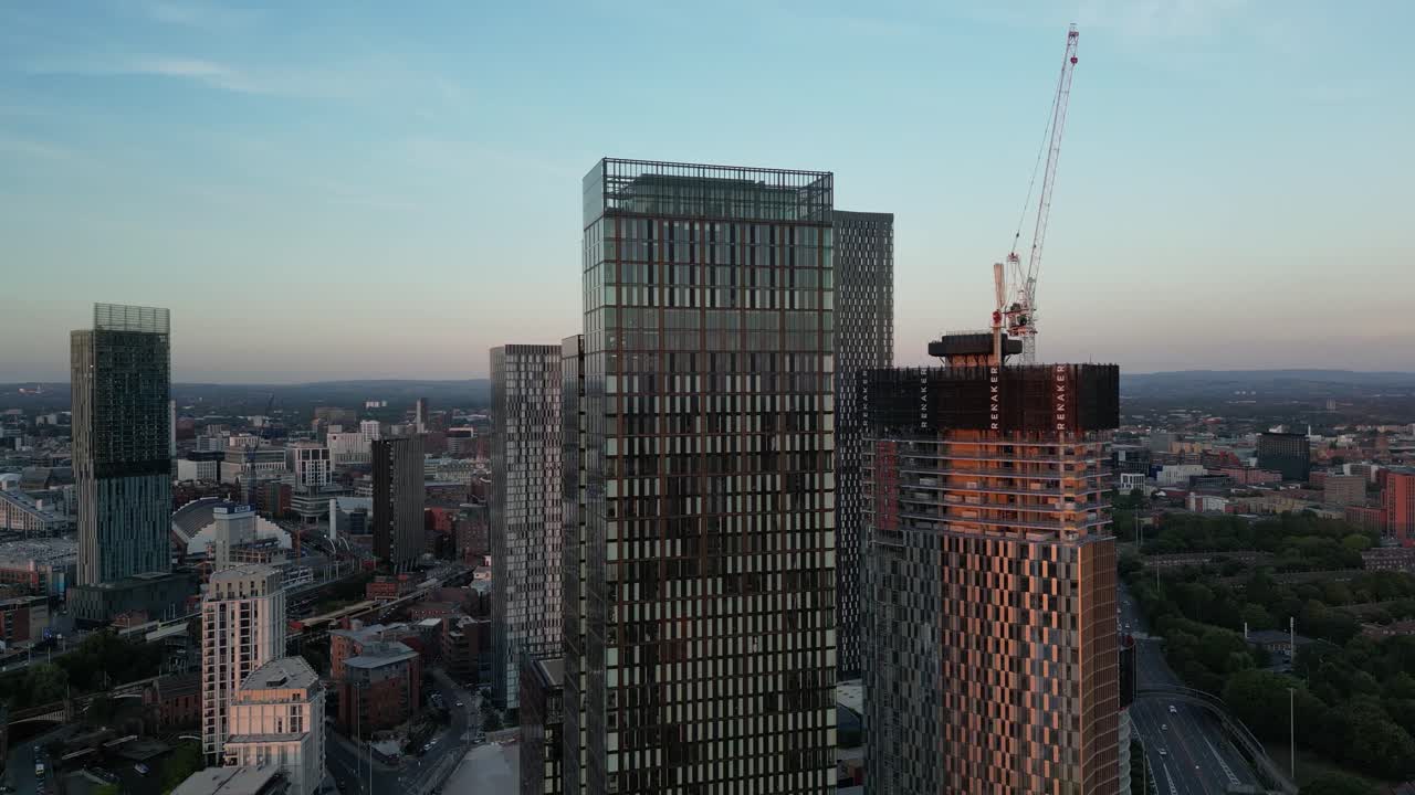 vuelo aéreo de drones alrededor de las torres deansgate que muestran rascacielos y nueva construcción de rascacielos en manchester reino unido
