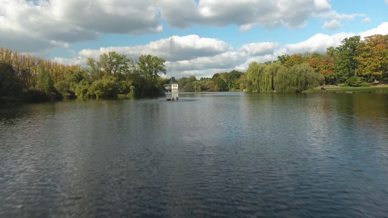 폴란드 의 여름 에 초록색 나무 로 가득 찬 도시 공원 중간 에 있는 호수