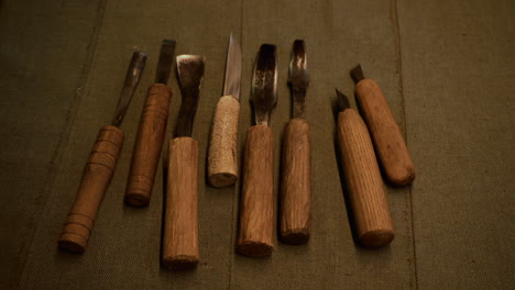 colección de herramientas de tallado en madera