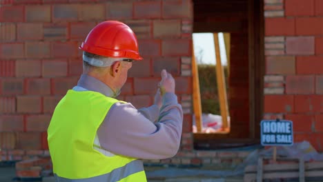 Ingeniero-Arquitecto-Mirando-Con-Aprobación-La-Cámara-Mostrando-El-Pulgar-Hacia-Arriba,-Recomendando-Comprar-Una-Casa